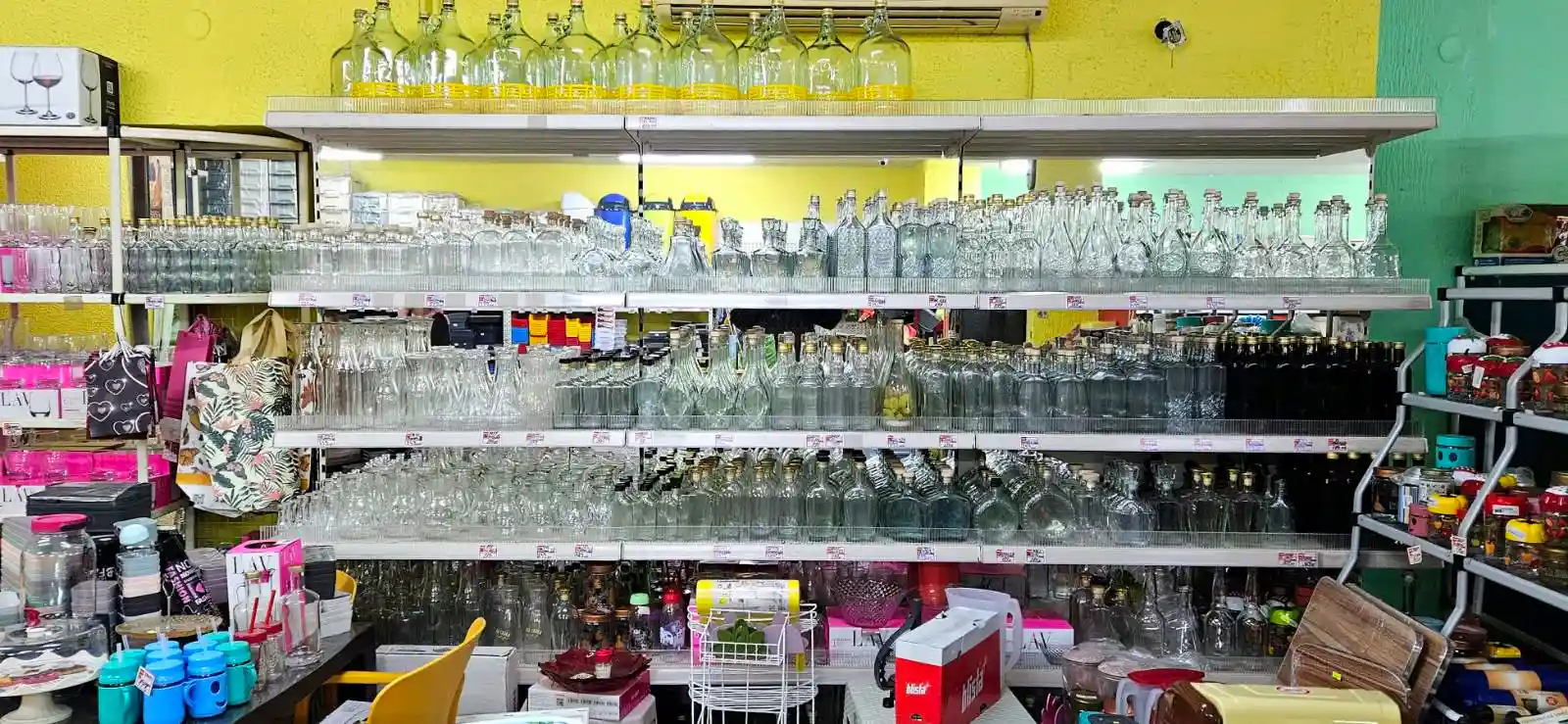 MB Plast Romanija - unutrašnjost prodavnice, staklo i plastika
